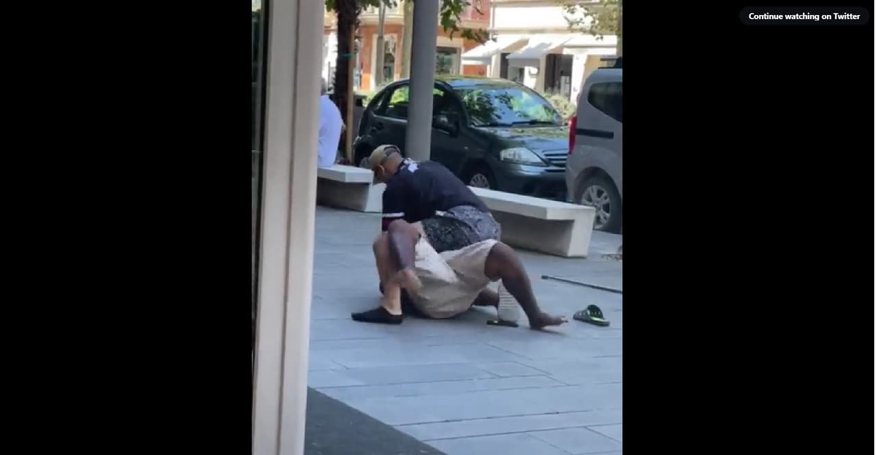 BRUTÁLIS: 4 perc alatt végezte ki a férfit, a járókelők csak videóztak (+VIDEÓ)
