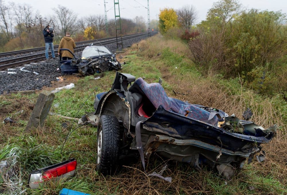 Borzasztó baleset: vonattal ütközött és kettészakadt egy autó Győrnél