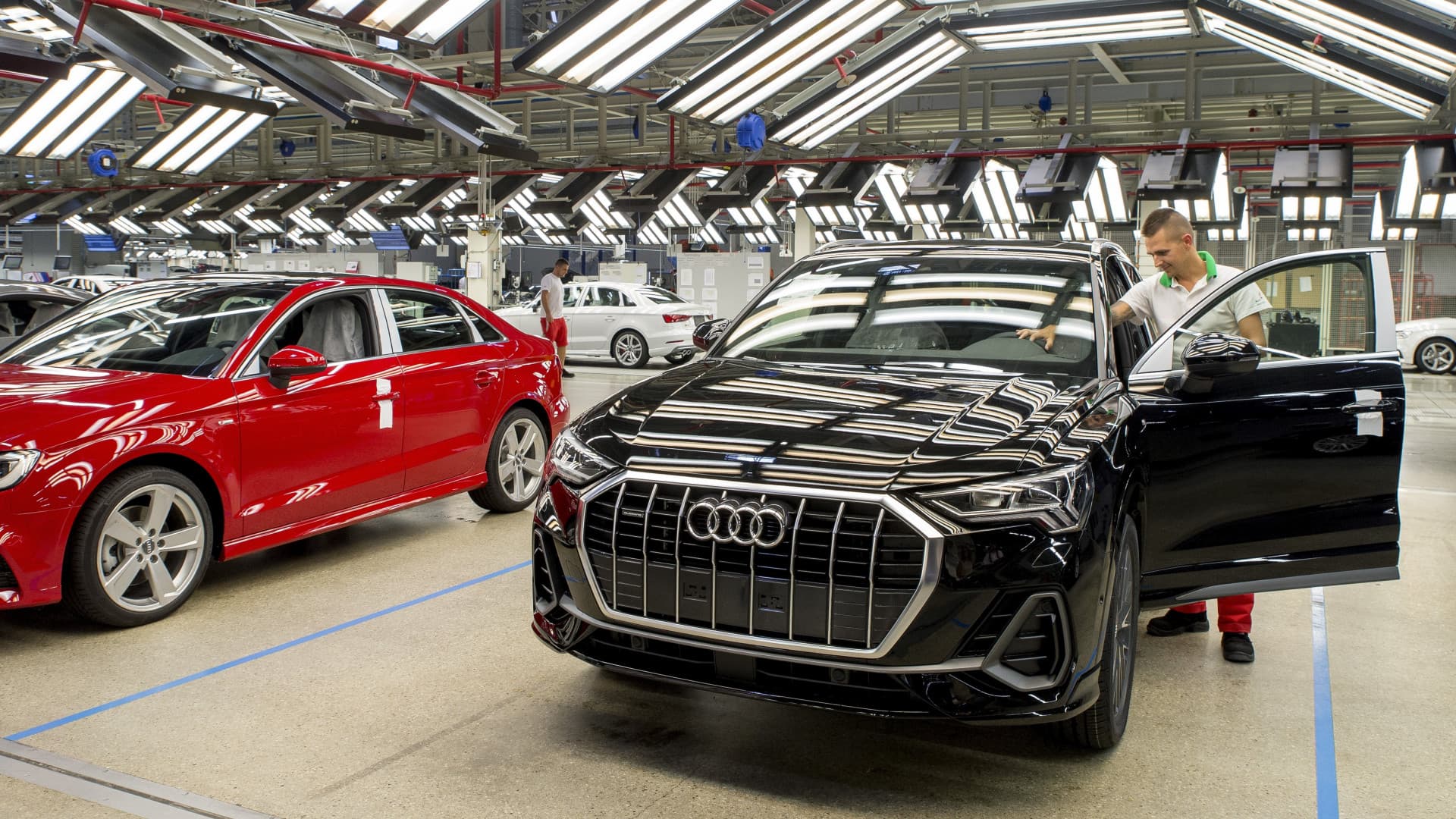 Határozatlan időre leáll a győri Audi, az ingázók már nem jutnak át a határon
