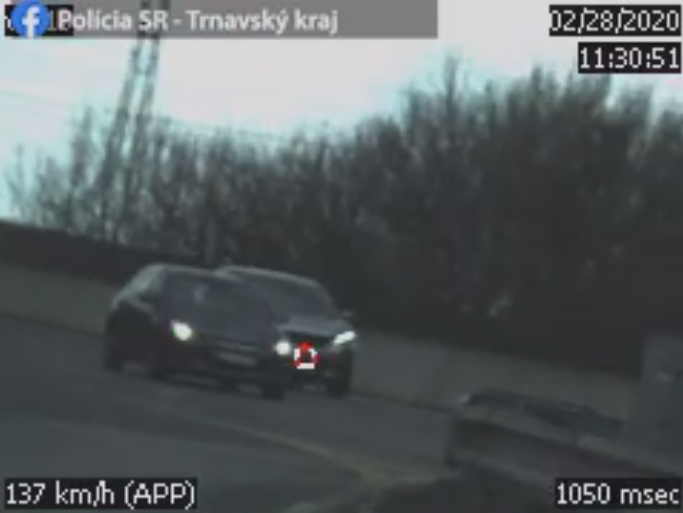 Részegen száguldozott az autópályán egy eszement sofőr (videó)
