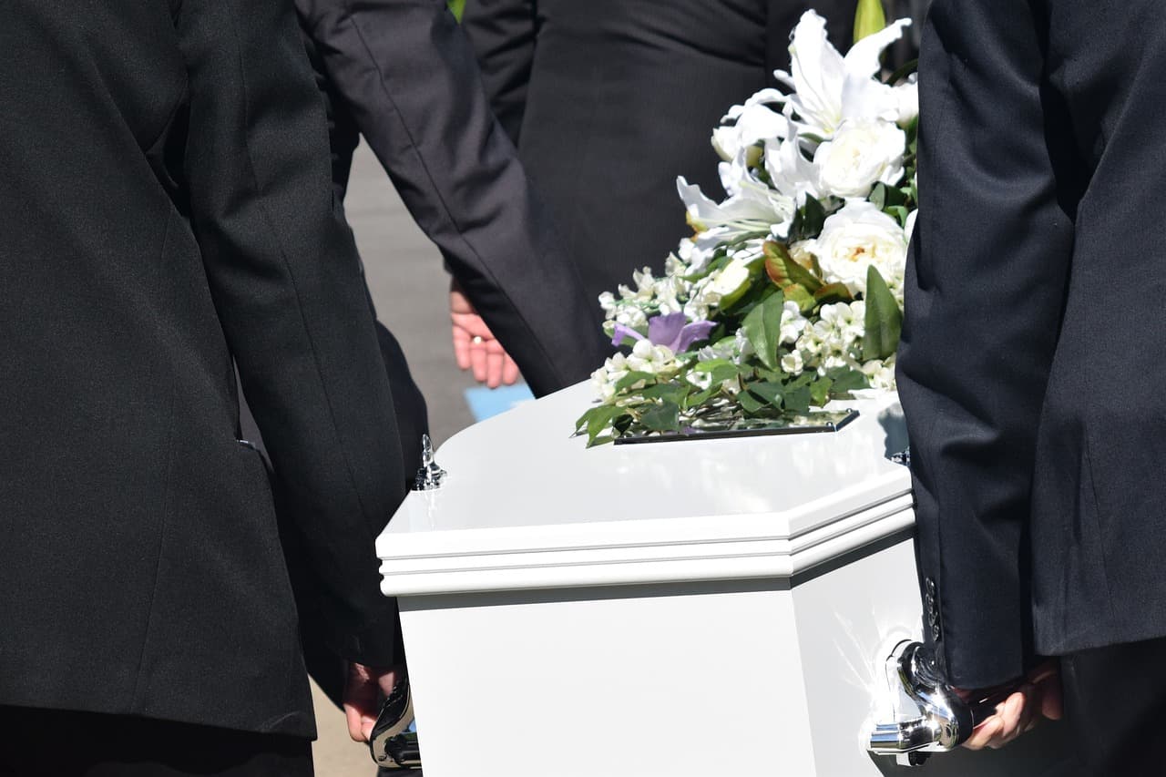 Halottnak nyilvánították a nőt, de a temetésén magához tért – egy hét után a kórházban mégis meghalt