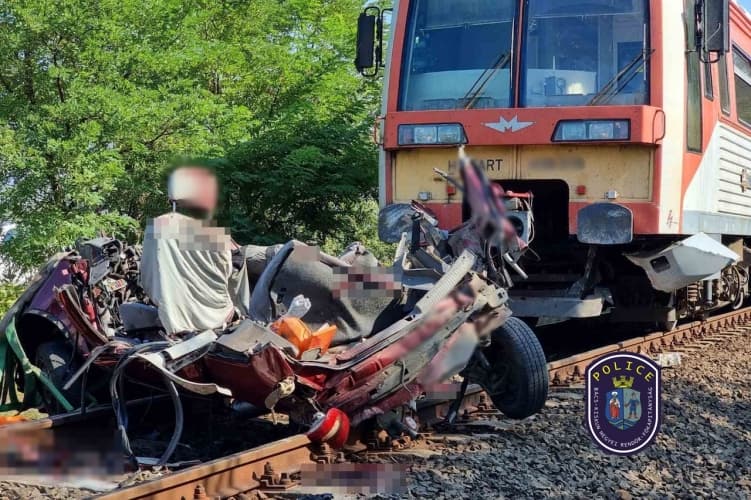 Szörnyű baleset Magyarországon: autóval ütközött egy vonat, hét ember meghalt