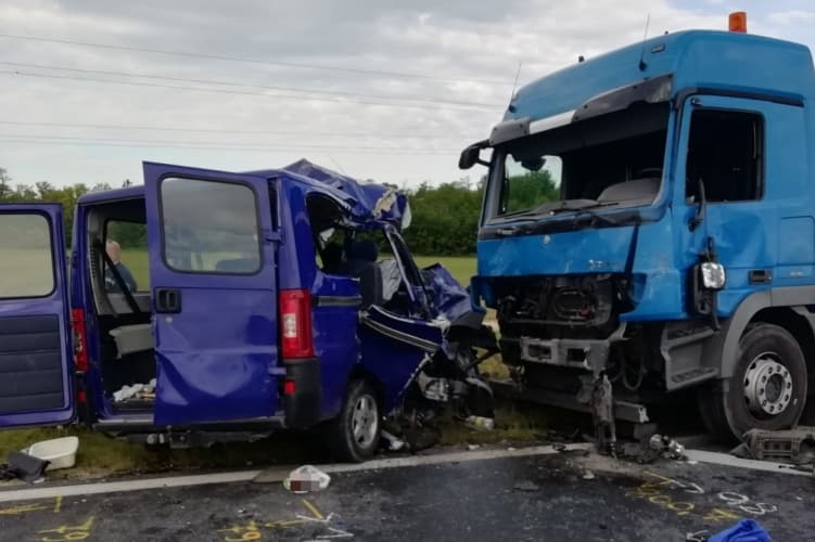 Szörnyű baleset: kisbusz és kamion rohant egymásba Magyarországon, öt ember meghalt!