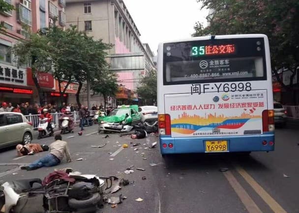 ŐRÜLET: Öt halott, huszonegy sebesült - autóbuszt térített el egy támadó!