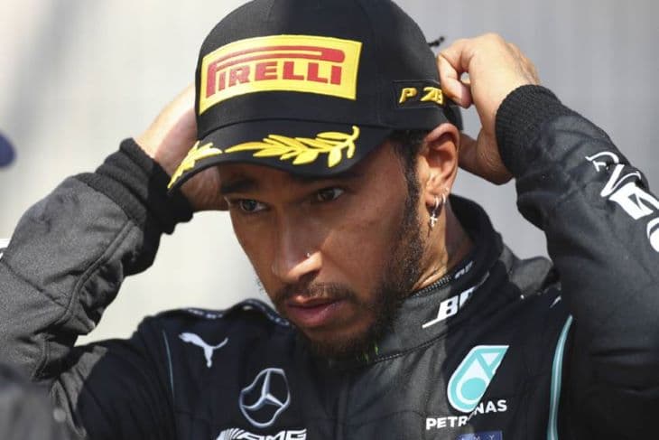 Lovaggá ütötték Lewis Hamiltont
