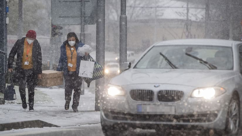 Alig kezdett el havazni, Pozsonyban máris fennakadásokat okozott a közlekedésben