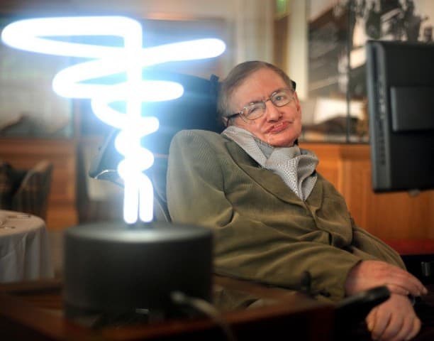 Üzent az idén márciusban elhunyt Stephen Hawking: Veszélyben van a tudomány