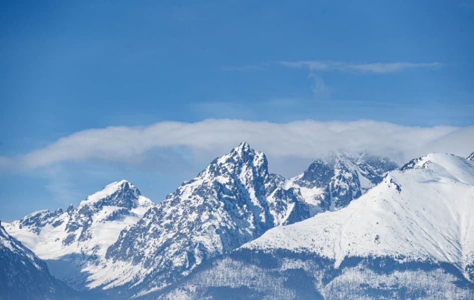 Az osztrák Alpokban rekedt két sérült szlovákiai hegymászó, egyelőre nem tudták őket kimenteni