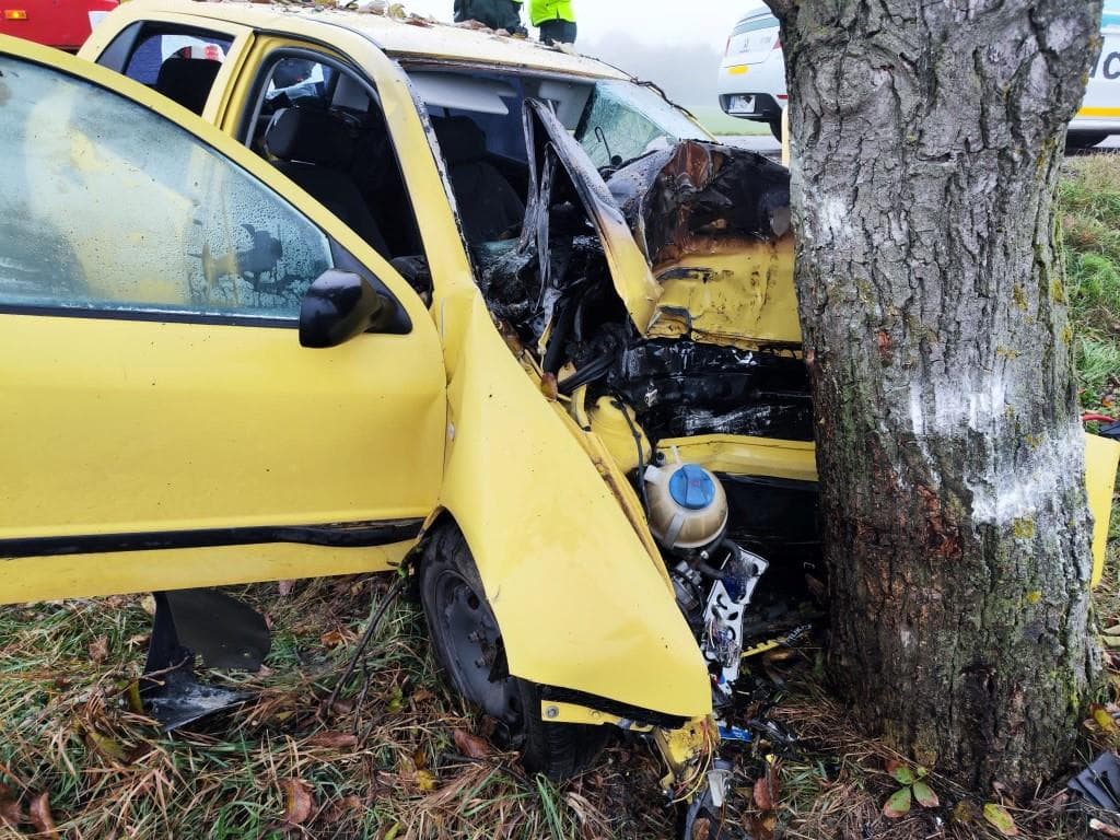 SÚLYOS BALESET: Szenci tűzoltó mentette ki a fának csapódott égő autóból a sofőrt!