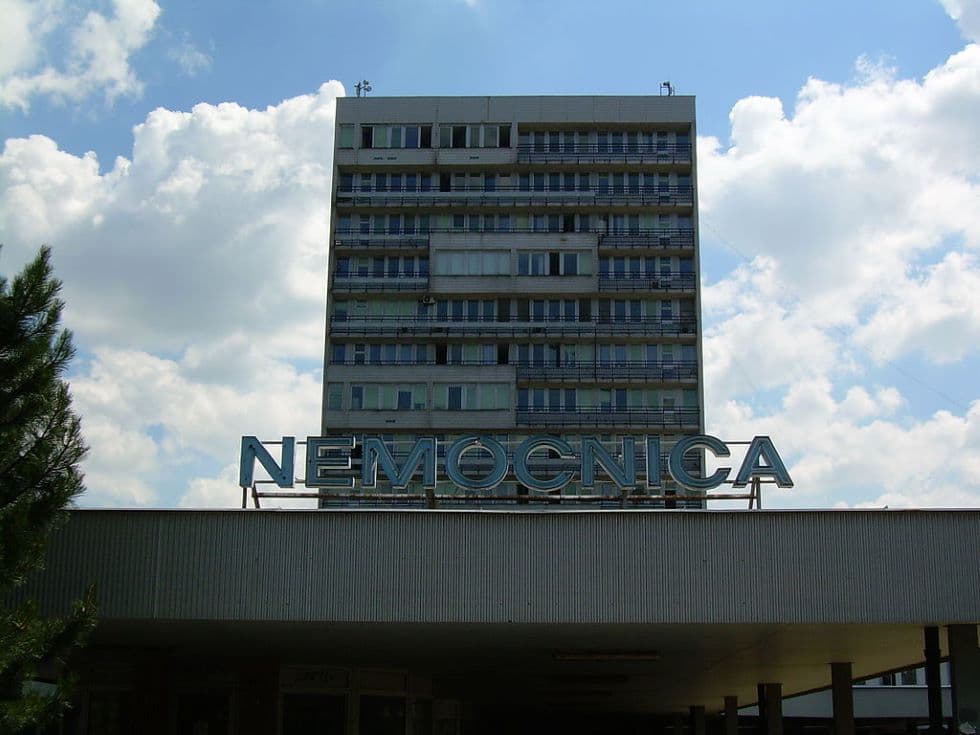 Nagyon súlyos a helyzet a Pozsonyi Egyetemi Kórházban, 176 egészségügyis van karanténban