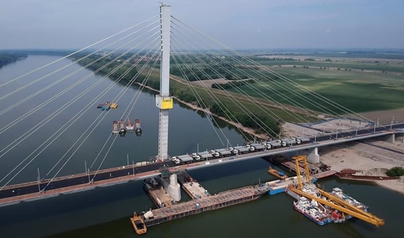 A Komáromnál épülő Duna-híd próbaterhelését 32, egyenként több mint 31 tonnás teherautóval végezték el VIDEÓ