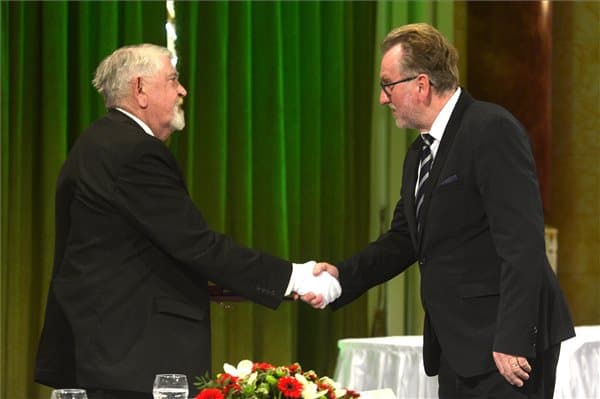 Hodossy Gyula József Attila-díjat kapott Kásler Miklós minisztertől