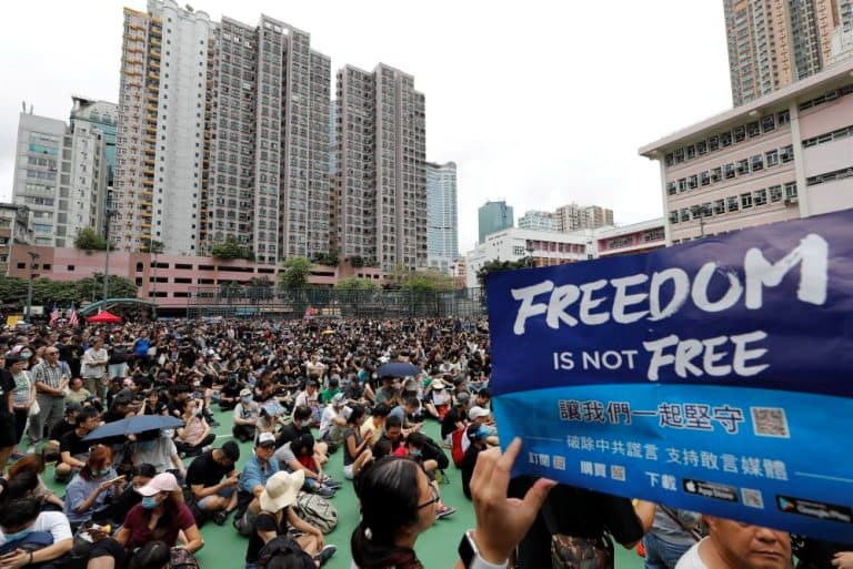 A hongkongi kormányzó nem mond le, a tüntetők általános sztrájkot hirdettek