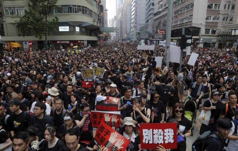 Ismét tízezrek vonultak utcára Hongkongban, több összecsapás is volt