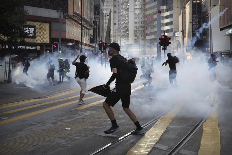 Tüntetők és rendőrök csaptak össze Hongkongban, könnygázt is bevetettek 