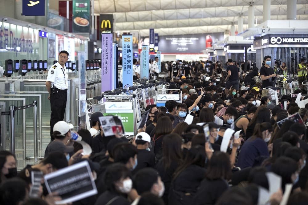 Rühellik a hongkongiak a komcsi Pekinget, a világ egyik legnagyobb repterét is megbénítják