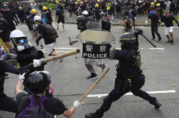 Könnygázzal oszlatta szét a rendőrség a hongkongi tüntetőket