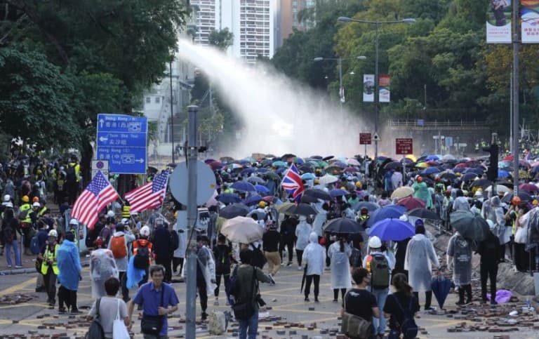 Többszáz tüntetőt vettek őrizetbe Hongkongban