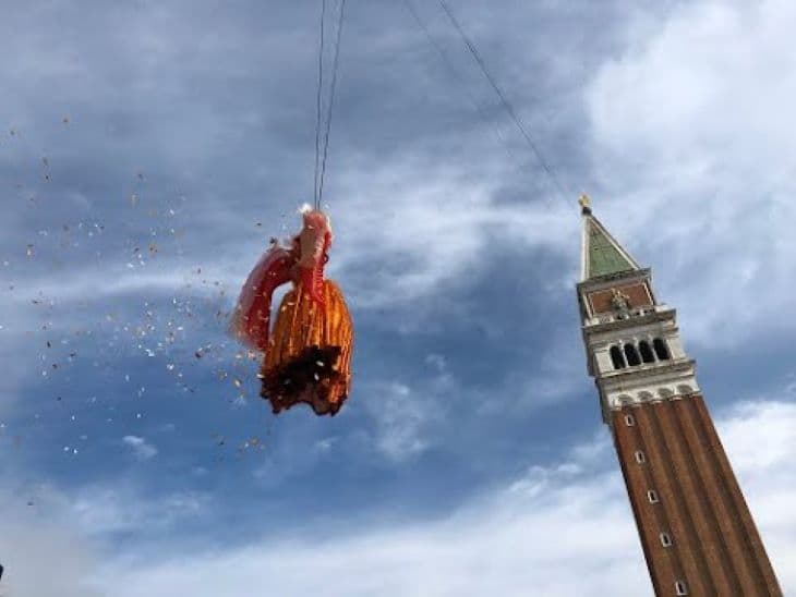 Megtartották a hagyományos "angyalreptetést" a velencei karneválon