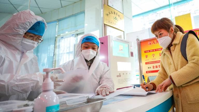 A gyógyászati eszközök hiánya nehézséget jelent a koronavírus-járvány elleni küzdelemben Közép-Kínában