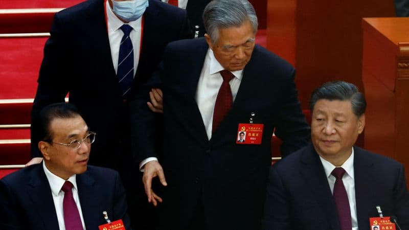 Nincs kegyelem, kivezették az ország volt elnökét a Kínai Kommunista Párt egyhetes kongresszusának záróüléséről VIDEÓ