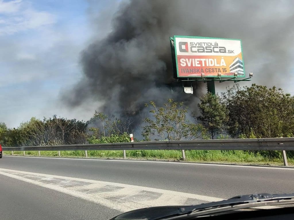 Tűz ütött ki a pozsonyi autópálya mellett, hatalmas a füst