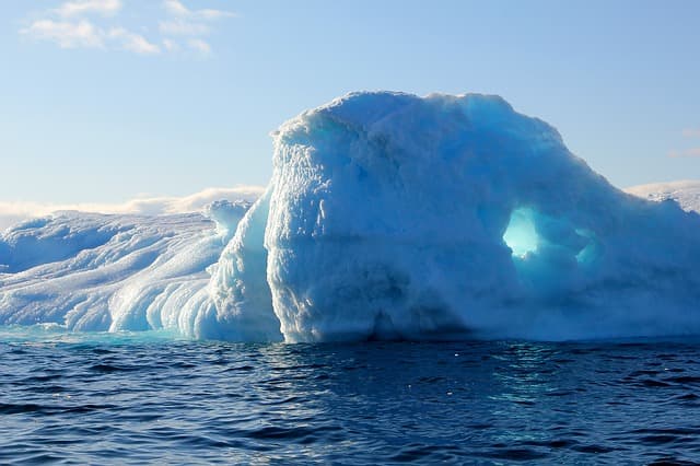 Relatíve meleg hullámok alulról télen is olvasztják a grönlandi jégtakarót