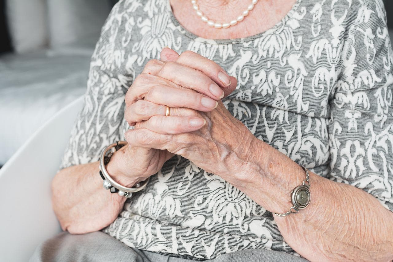 Eszméletlenre verték, majd egy fotelt tettek a 85 éves asszonyra - az ügyészség életogytiglant kér az elkövetőkre