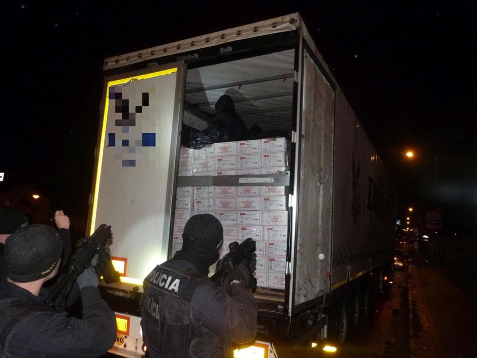 Több tucat illegális bevándorlót, köztük egy csecsemőt is találtak a török kamionokban!