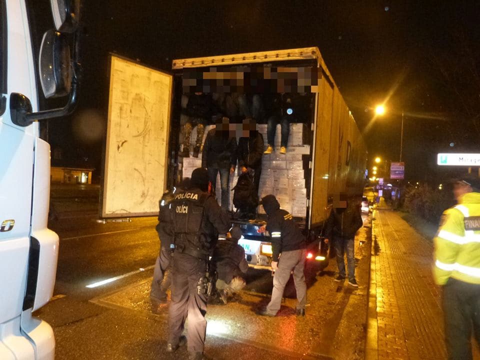 Egy kamionban 211 bevándorló kuksolt. Macedóniában megállították a zsúfolt járműt