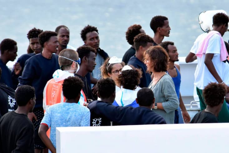 Elözönlötték az egyik olasz szigetet az illegális bevándorlók