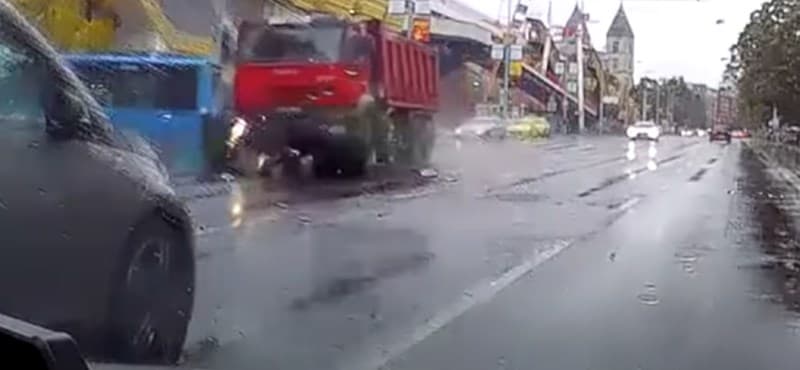Videón, ahogy egy piroson áthajtó teherautó maga alá gyűr egy robogót