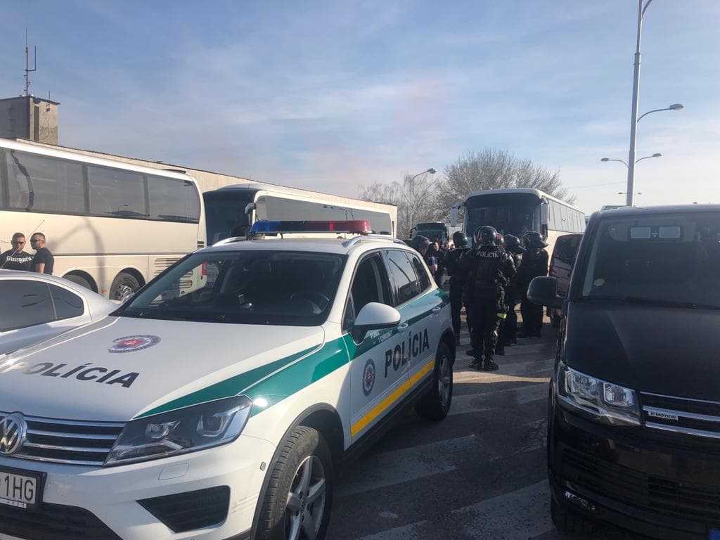 Rendőrök várták a magyar szurkolókat a komáromi határátkelőnél