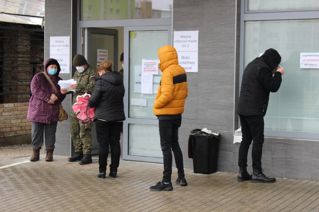 Tesztelés: Stagnál a pozitív antigéntesztek aránya az Érsekújvári járásban, Szímőn javult a helyzet