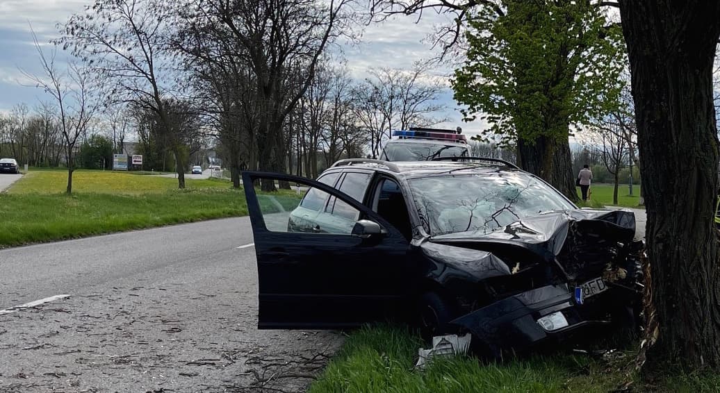 BALESET: Útszéli fának csapódott egy személygépkocsi Kisudvarnok előtt - kórházba került a sofőr