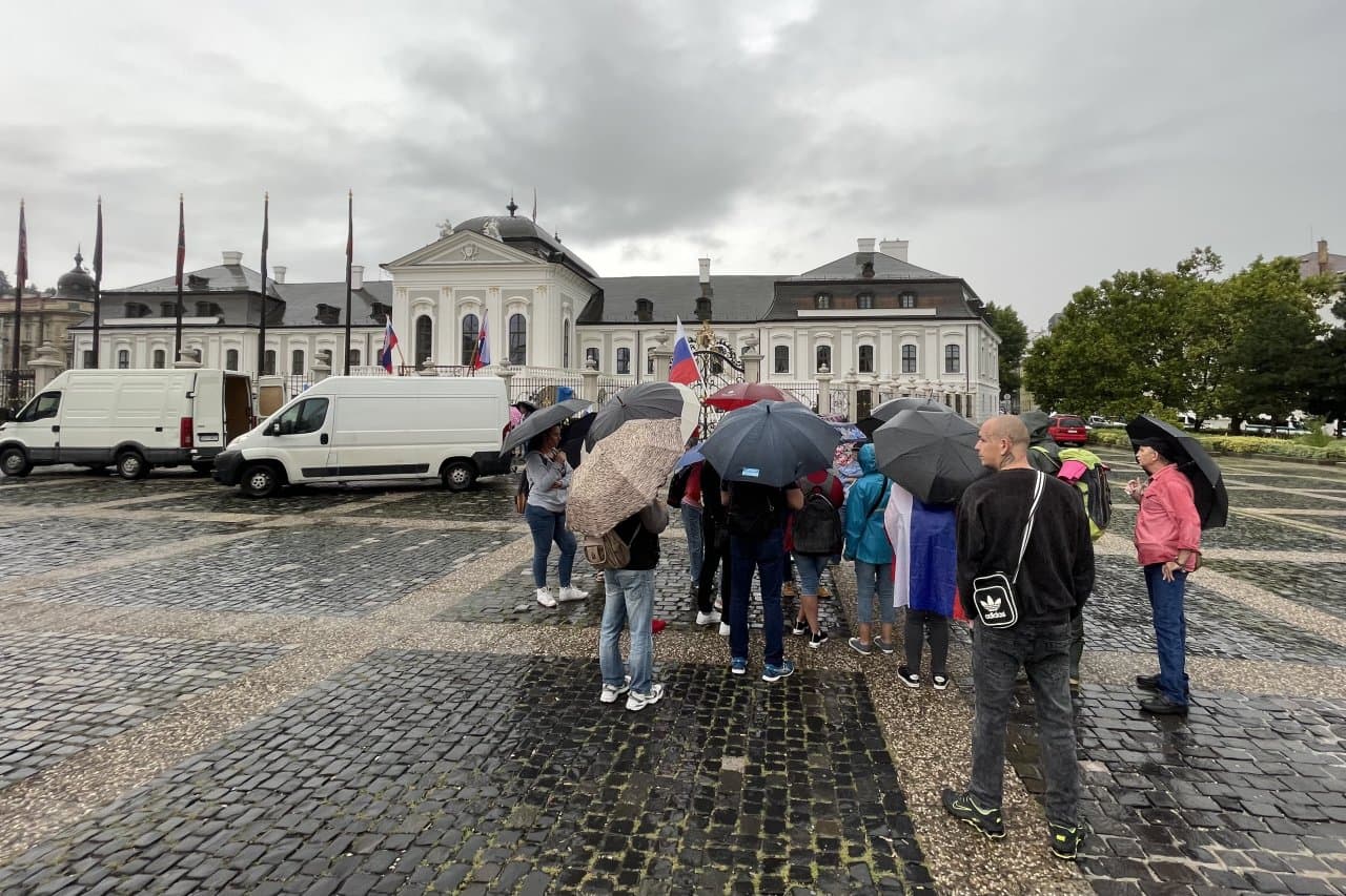 Elmosta az eső a tüntetők kedvét, alig néhányan lézengenek az elnöki palota előtt