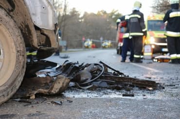 BORZALOM: Kamion és négy autó ütközött a magyar–szlovák határ közelében, két ember meghalt