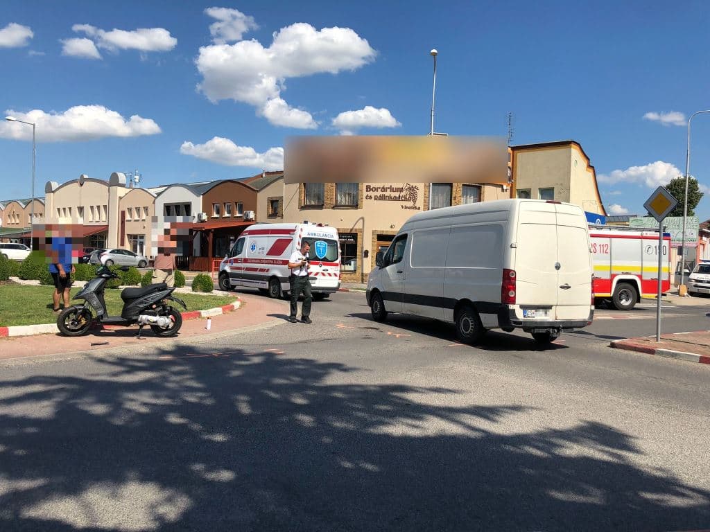 BALESET: Motoros szorult egy furgon alá a dunaszerdahelyi körforgalomban!