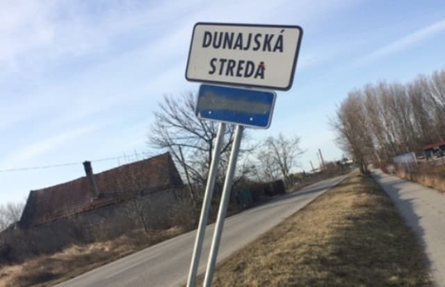Szemet szúrt valami hülyének Dunaszerdahely helységnévtáblájának magyar felirata