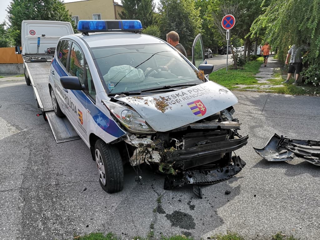 Nem állt meg a stopnál, totálkárosra zúzta a dunaszerdahelyi városi rendőrök autóját egy Škoda