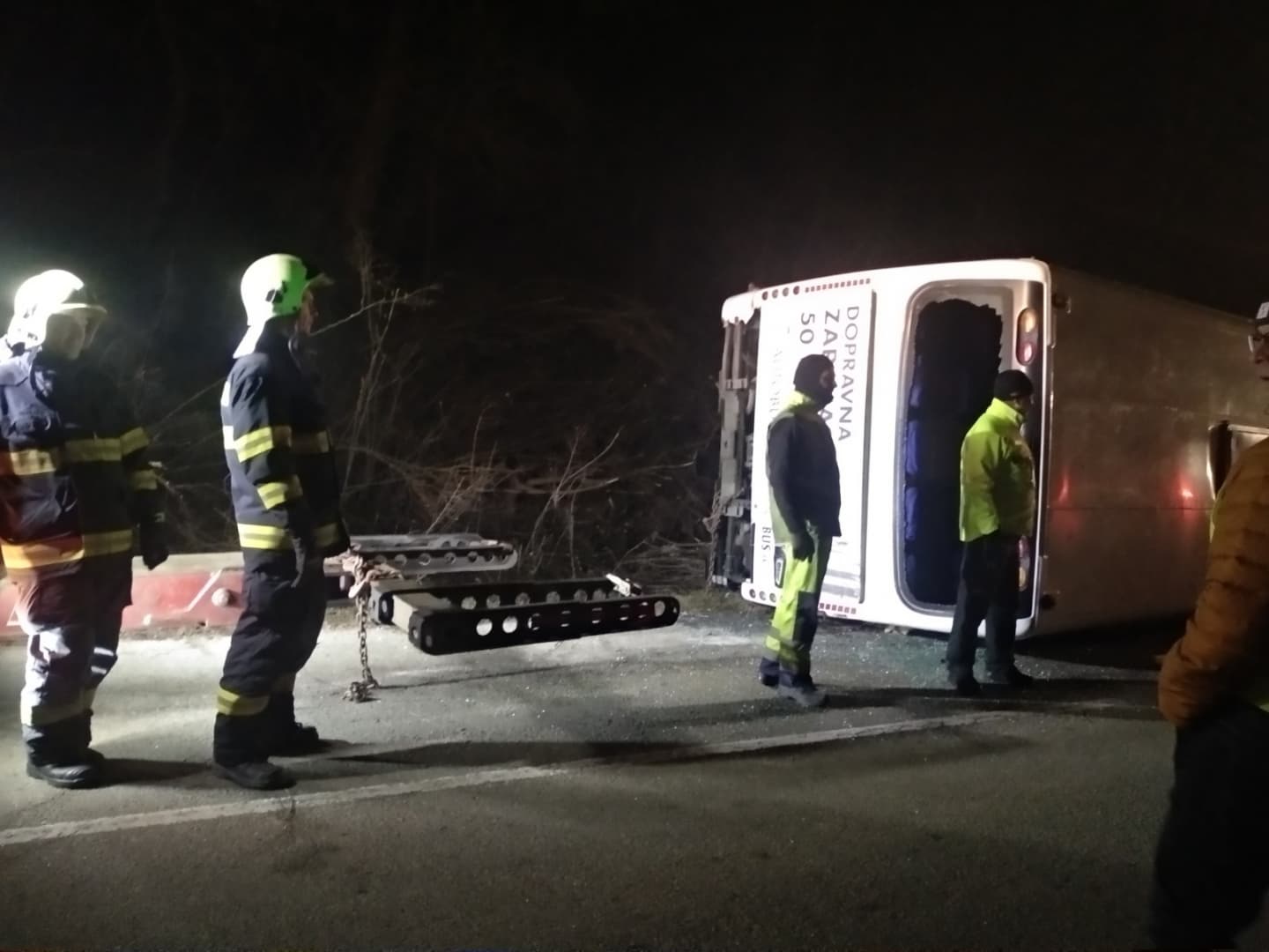 Hat ember sérült meg a jászói buszbalesetben