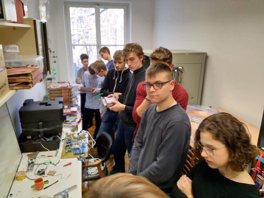 Mikrorészecskéktől az exbolygókig – kutató diákok a dunaszerdahelyi magángimiben