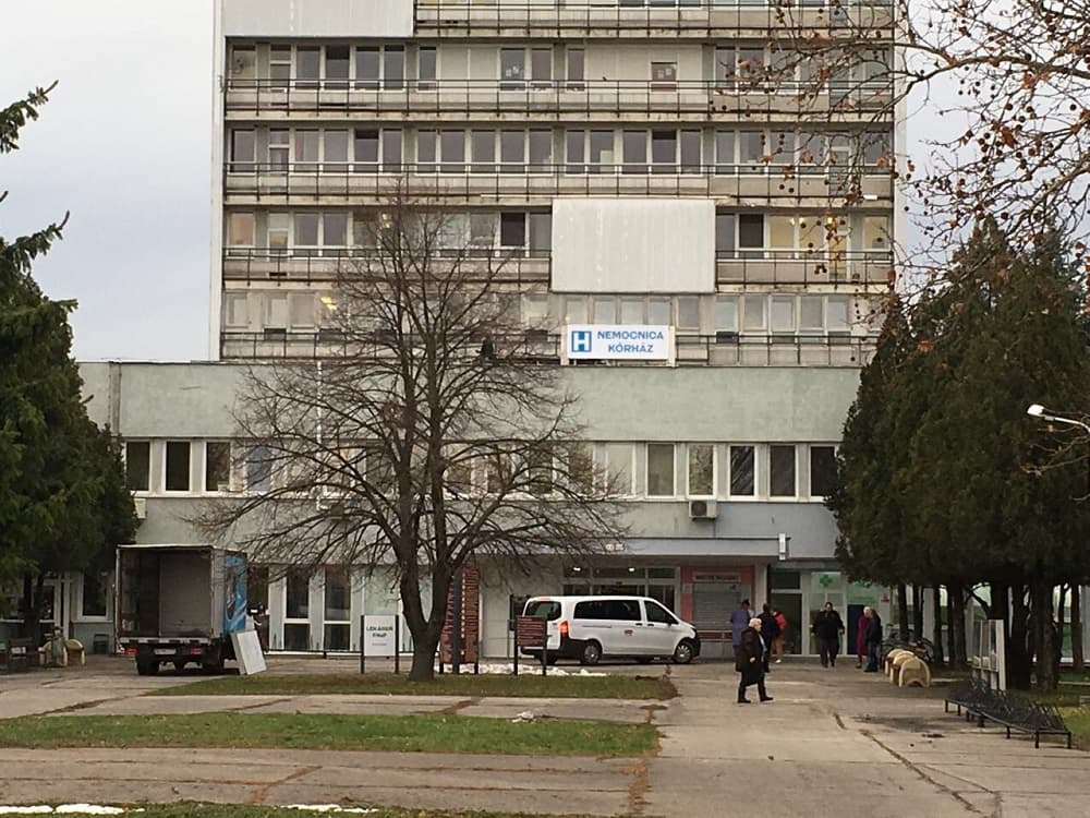 Vannak még csodák: magyar felirat díszíti az érsekújvári kórház homlokzatát