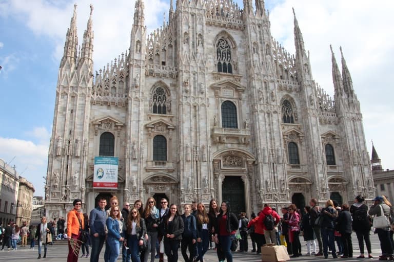 A Nagymegyeri Kereskedelmi Akadémia  diákjai külföldön – a milánói szakmai gyakorlat margójára