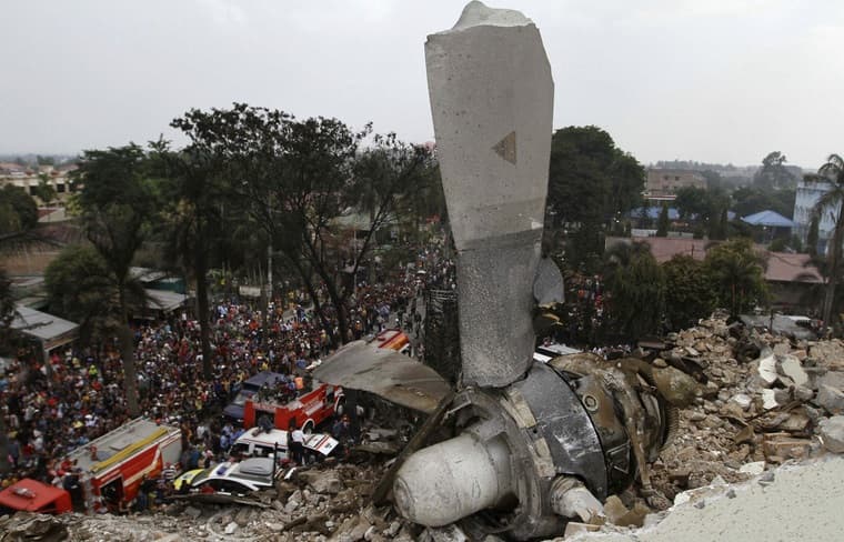 Több mint harminc holttestet találtak az indonéz repülő roncsai között