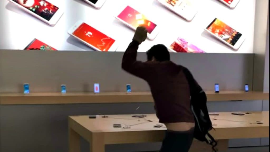 Szétverte az Apple boltot egy őrült férfi (videó)