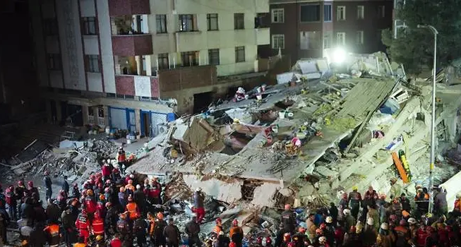 BORZALOM: Összeomlott egy hétemeletes ház Isztambulban