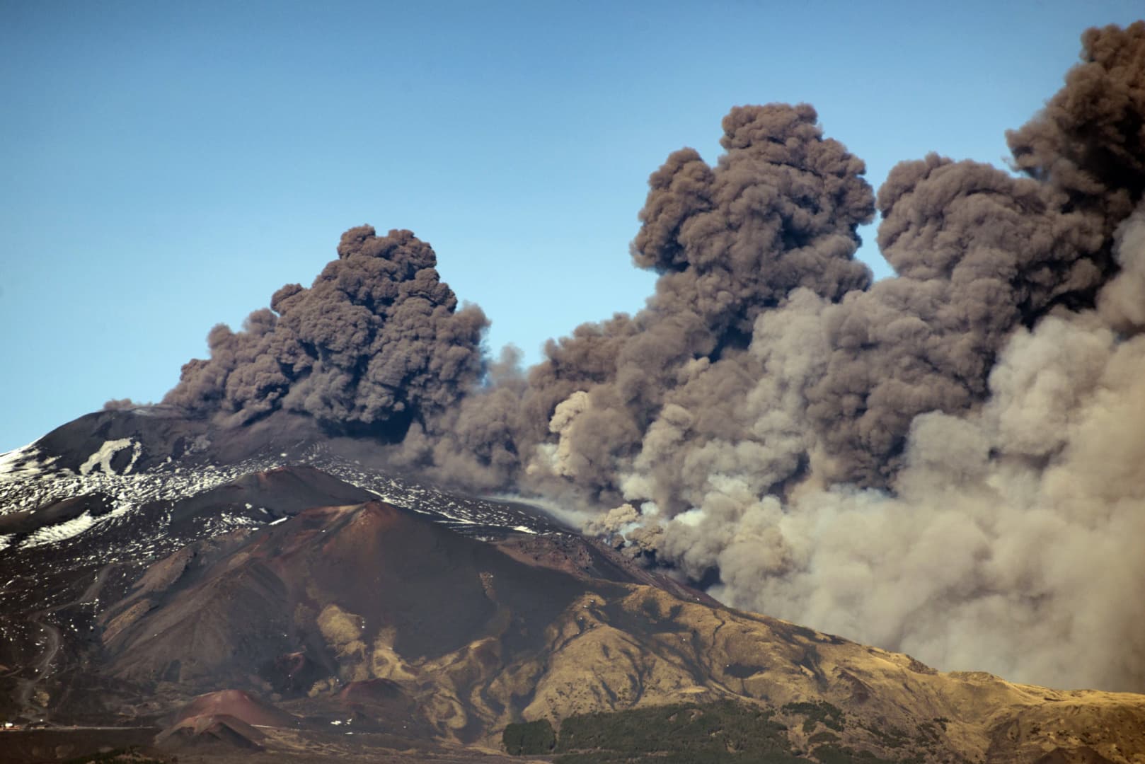 Második napja okádja a füstöt és a lávát az Etna