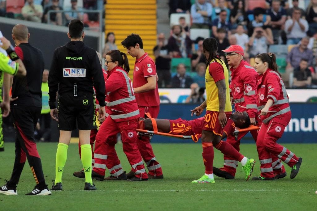 Serie A - Összeesett az AS Roma egy játékosa, félbeszekították a meccset