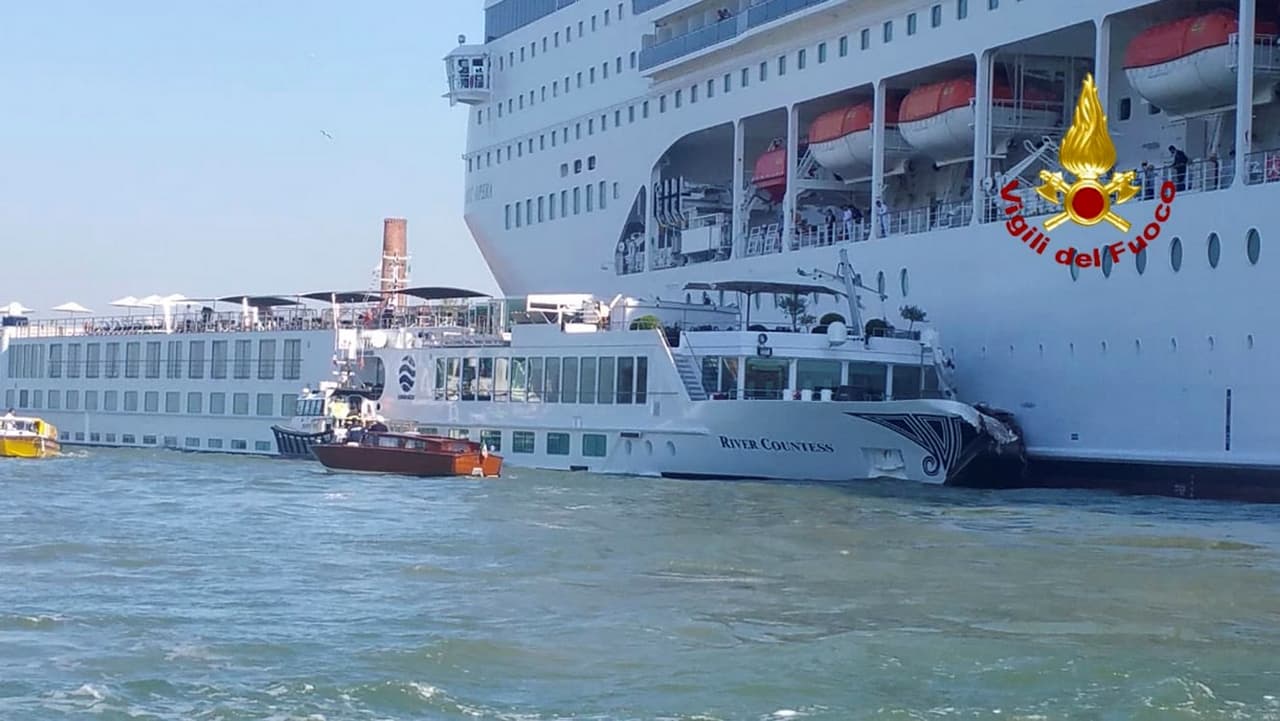 Turistahajónak ütközött egy tengerjáró hajó Velencében, többen megsérültek! (VIDEÓ)